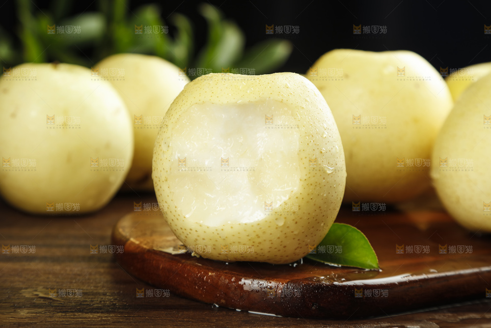 木底上的新鲜皇冠梨