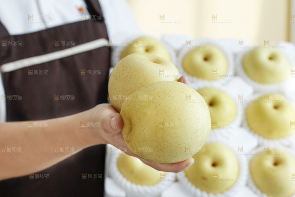手里拿着皇冠梨