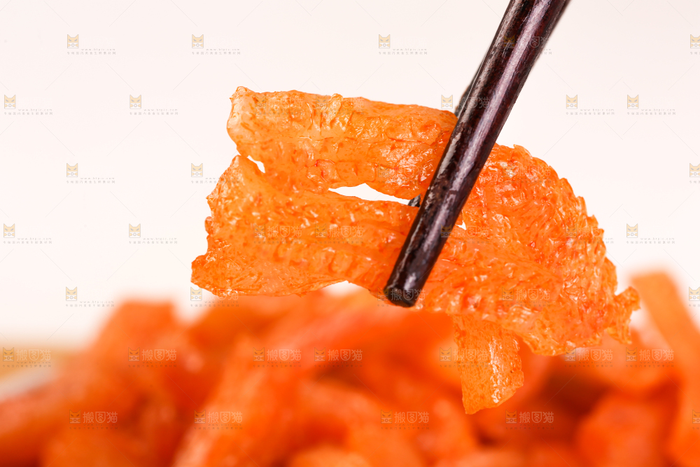 筷子上夹着魔芋条