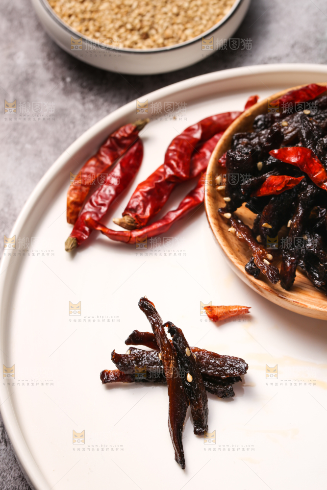 白底上的麻辣芥肉干