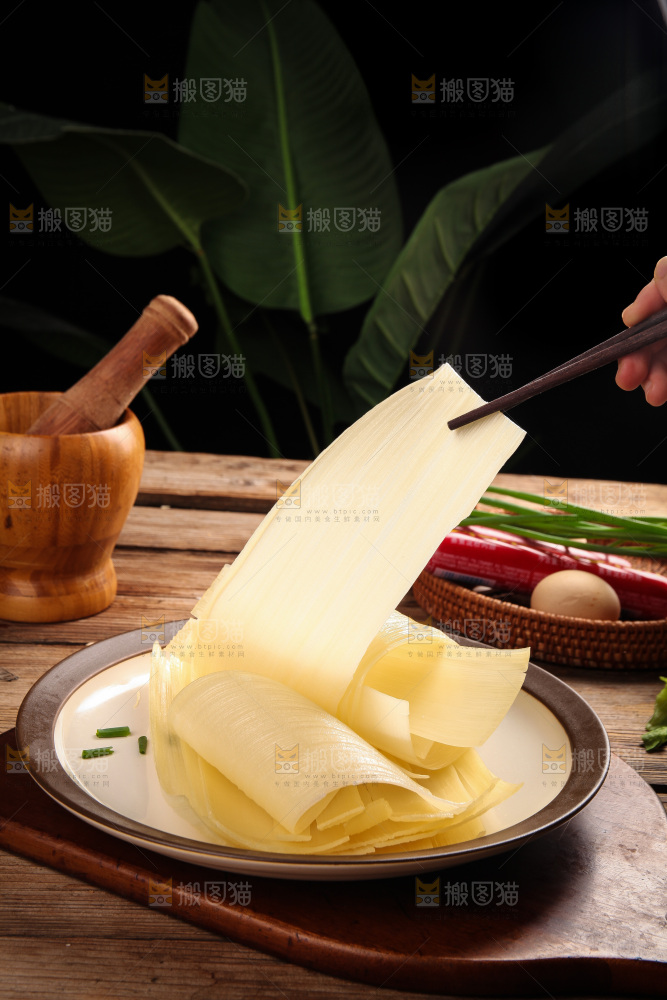 筷子上夹着冷面皮