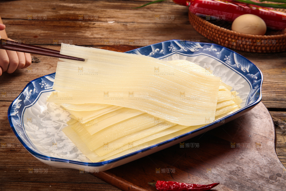筷子里夹着冷面片