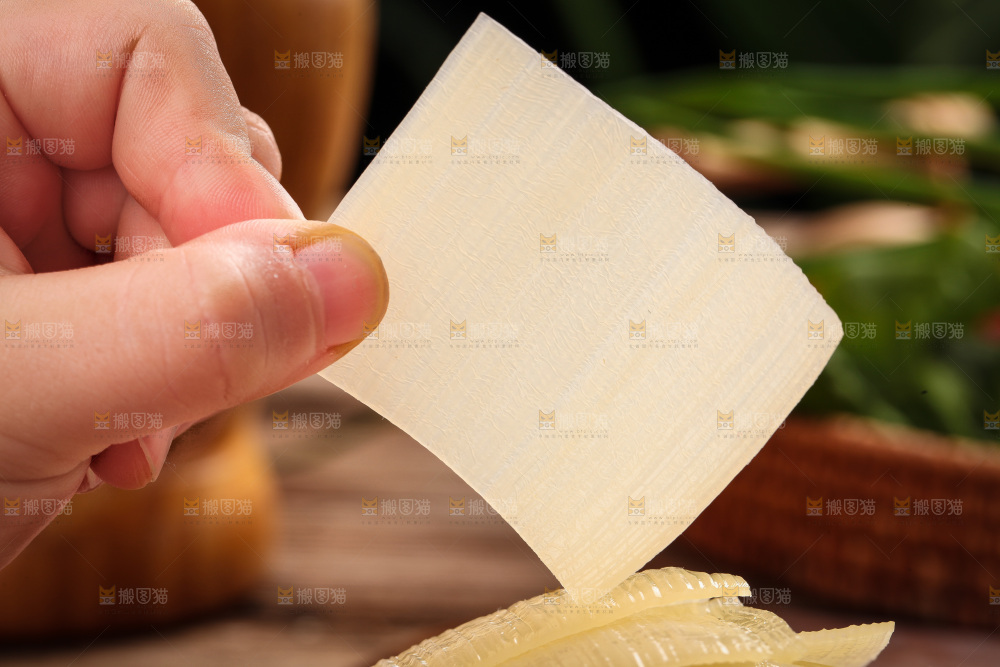 手里拿着烤冷面片