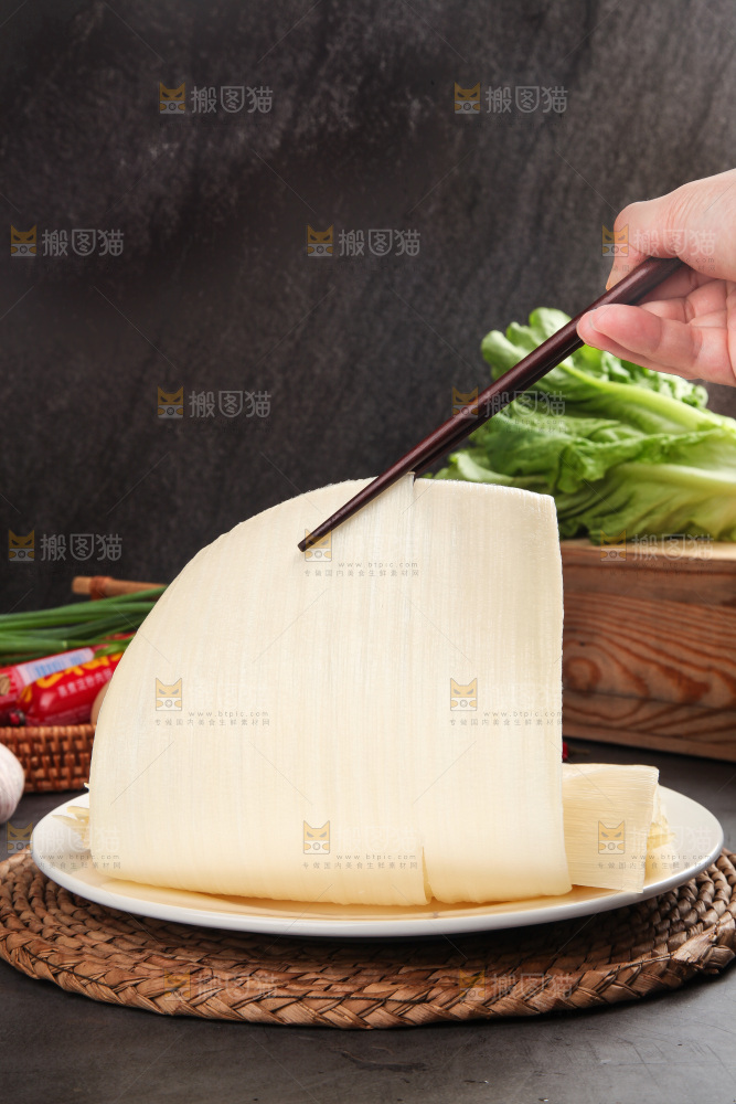 筷子上夹着烤冷面皮