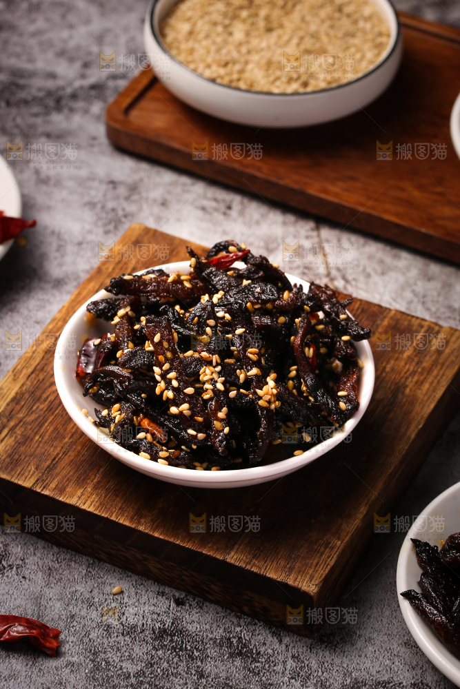 木底上的一碟芥肉干