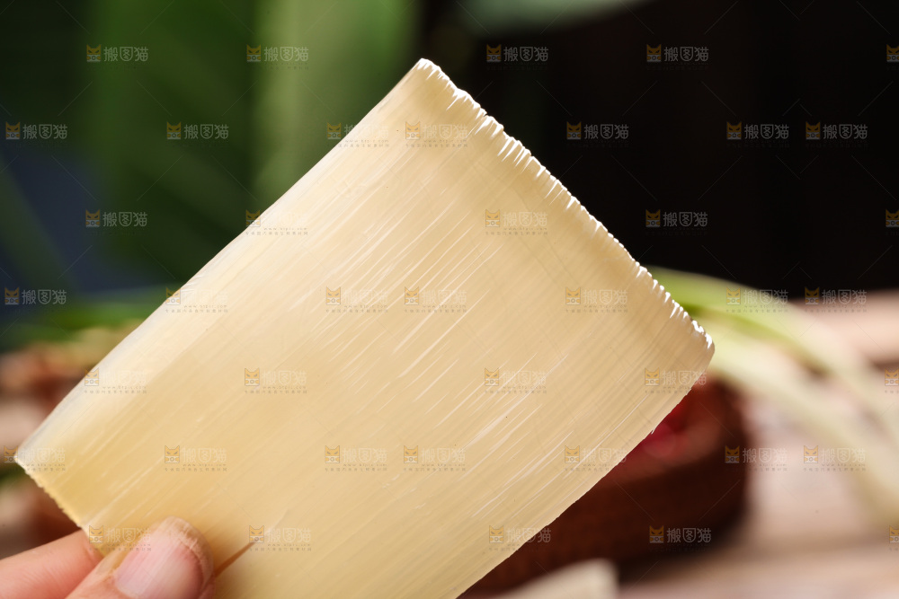 手里拿着烤冷面片