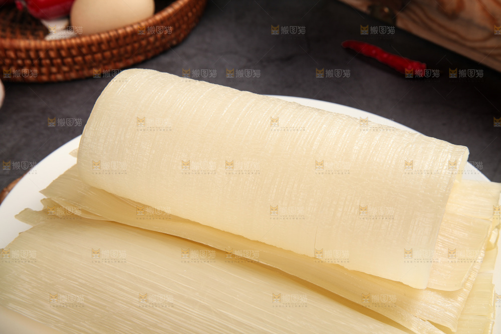 深底上的一盘冷面皮