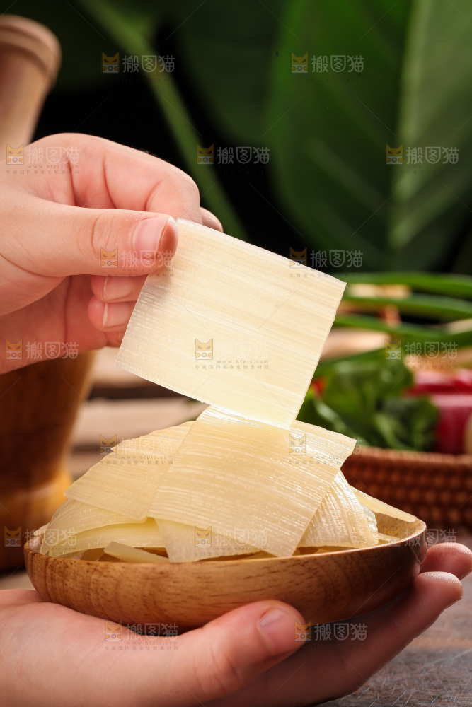 手里拿着烤冷面片