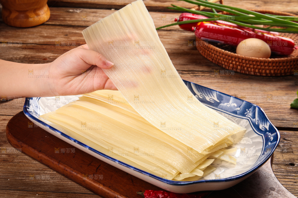 手里拿着冷面饼