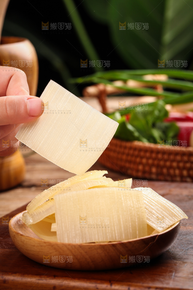手里拿着烤冷面片