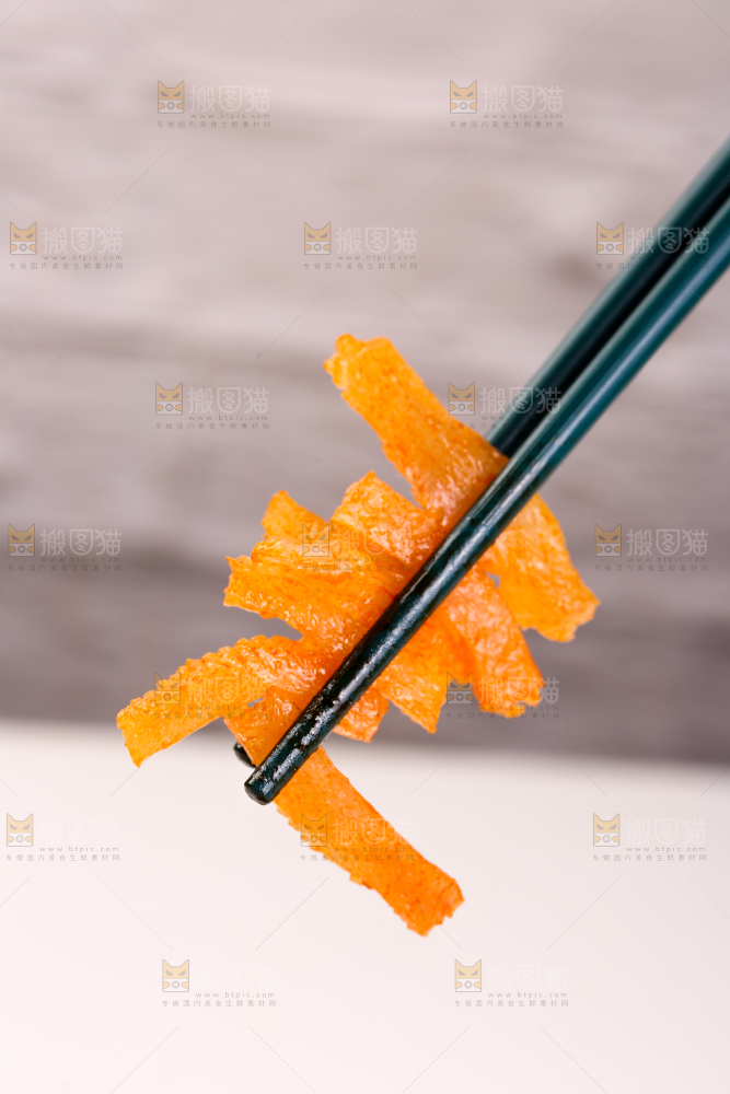 筷子上夹着魔芋条