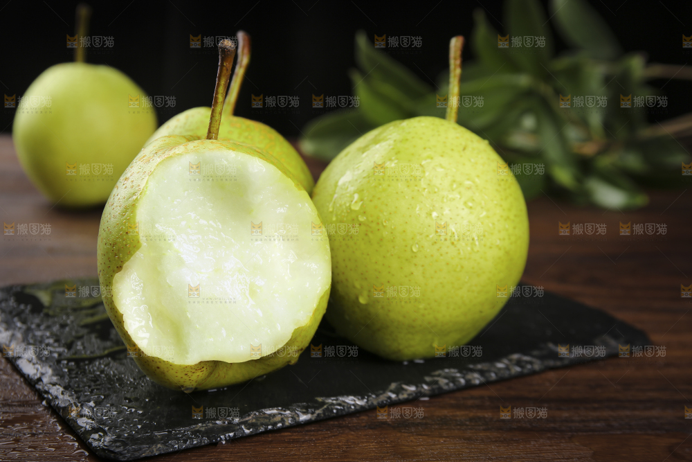黑石板上放着的早酥梨