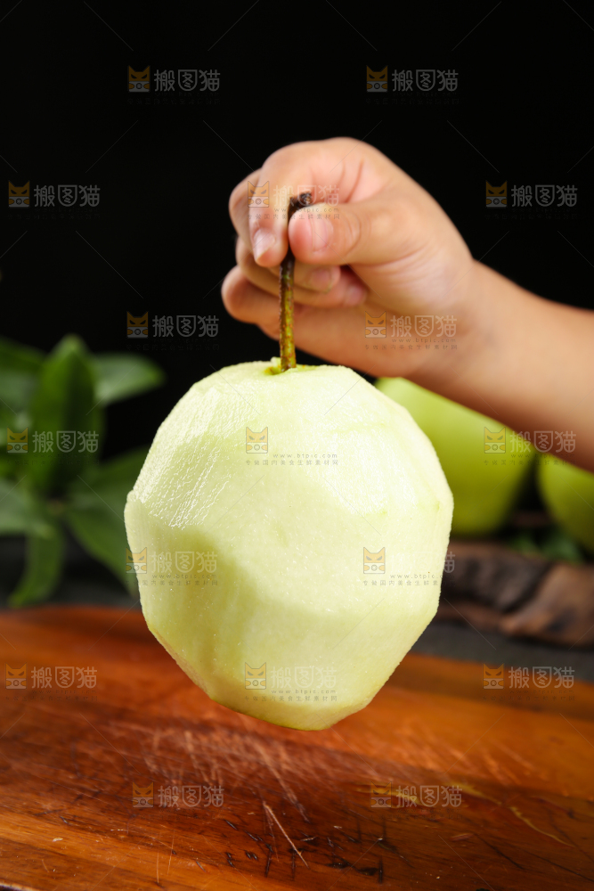 手里拿着削皮的早酥梨