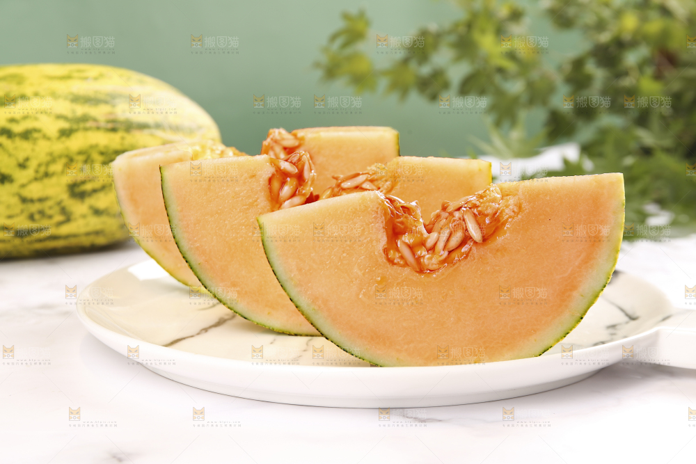 浅底上放着一盘伽师瓜
