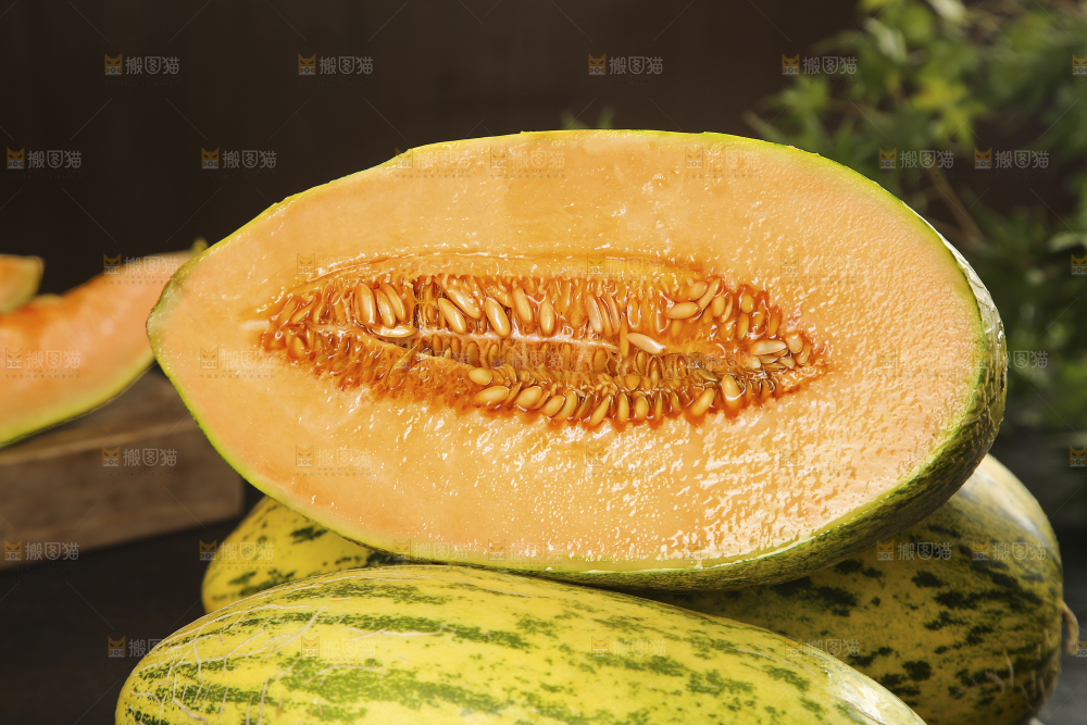 堆放着切开的伽师瓜
