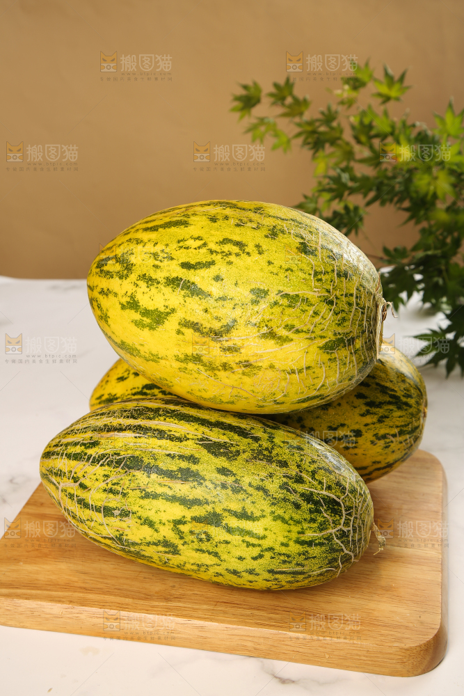木盘上放着新疆伽师瓜