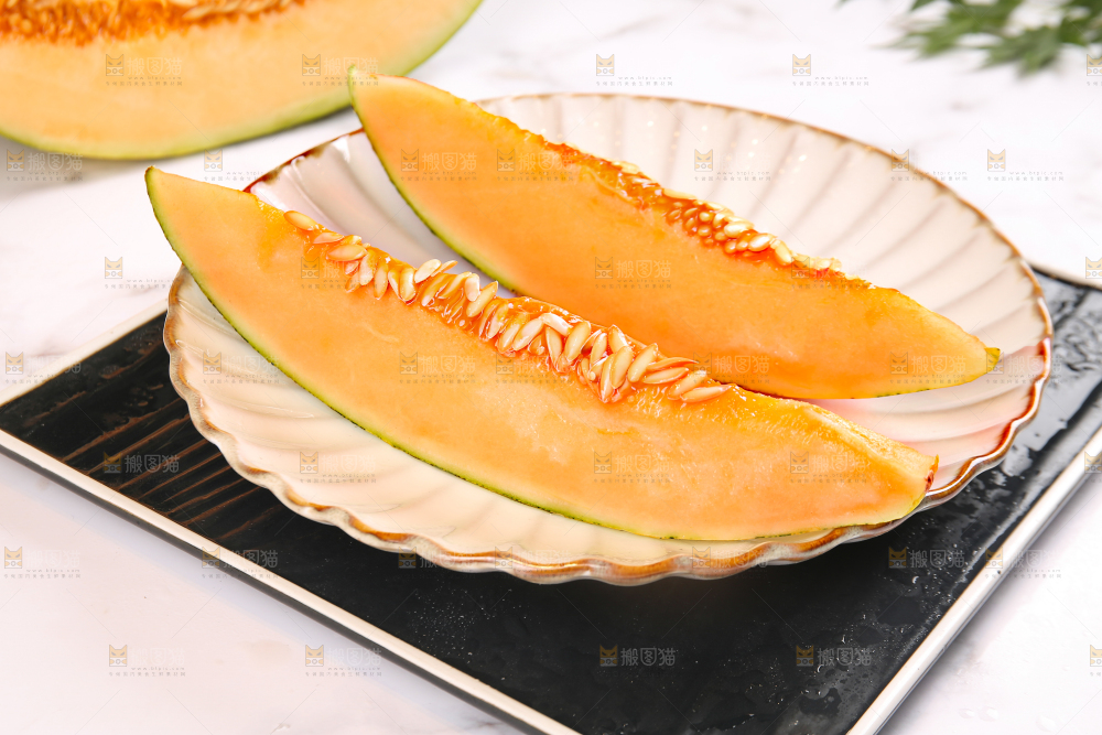 盘子里的切开的伽师瓜