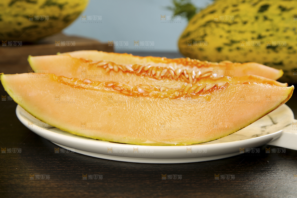 盘子里的切块的哈密瓜
