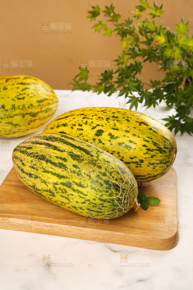 木盘上放着新疆伽师瓜