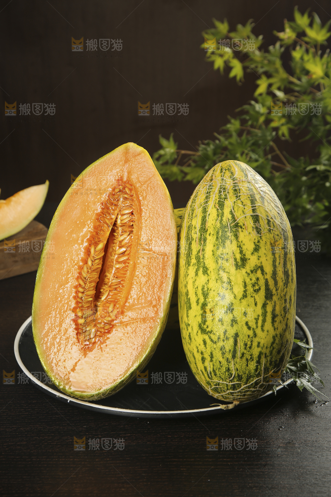 深底上切开的伽师瓜