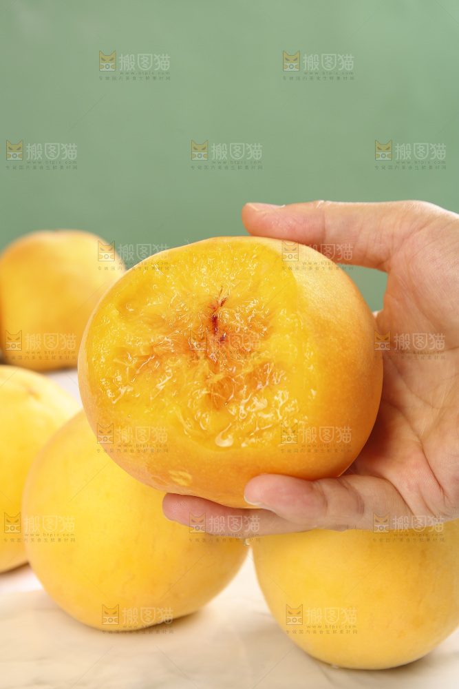 手里拿着炎陵黄桃
