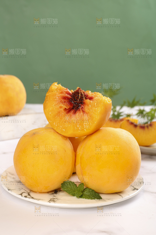 盘子里堆放着的红心黄桃