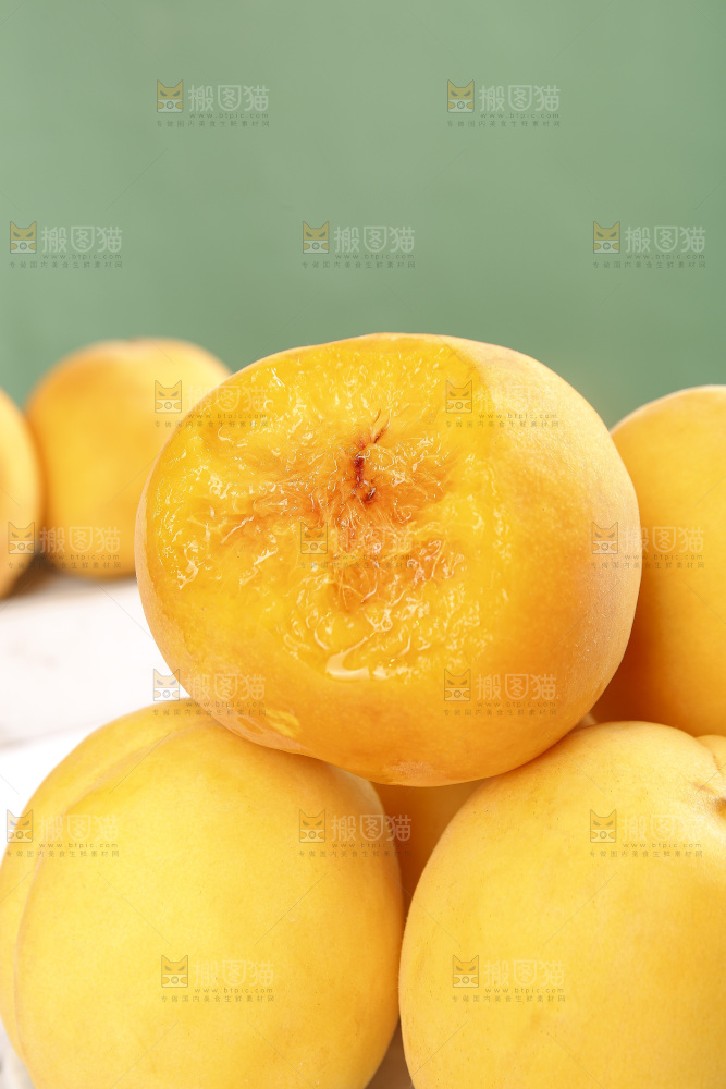 堆放着的红心黄桃
