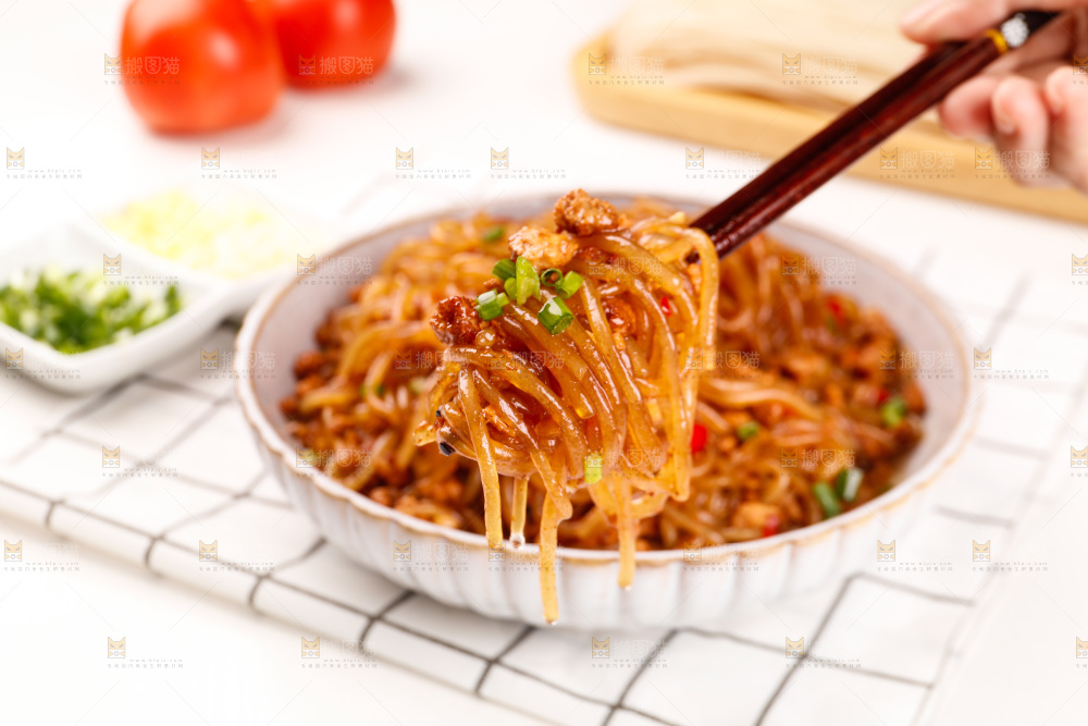 筷子上夹着炒粉条