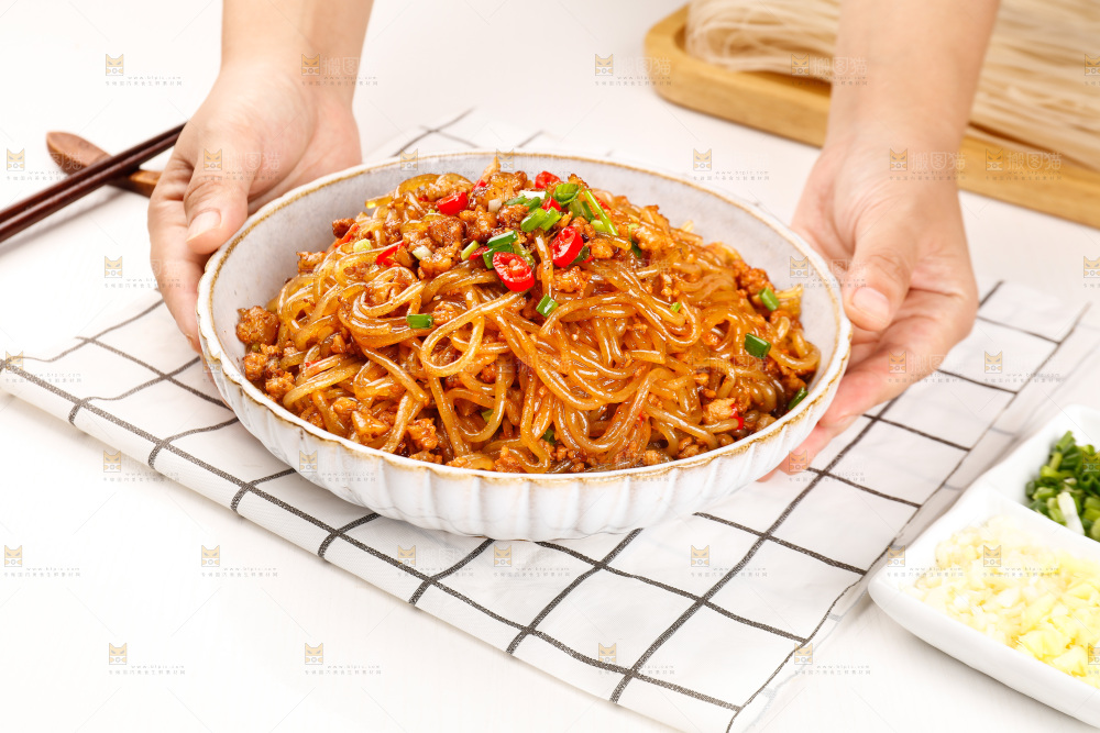 手端着一盘肉末粉条
