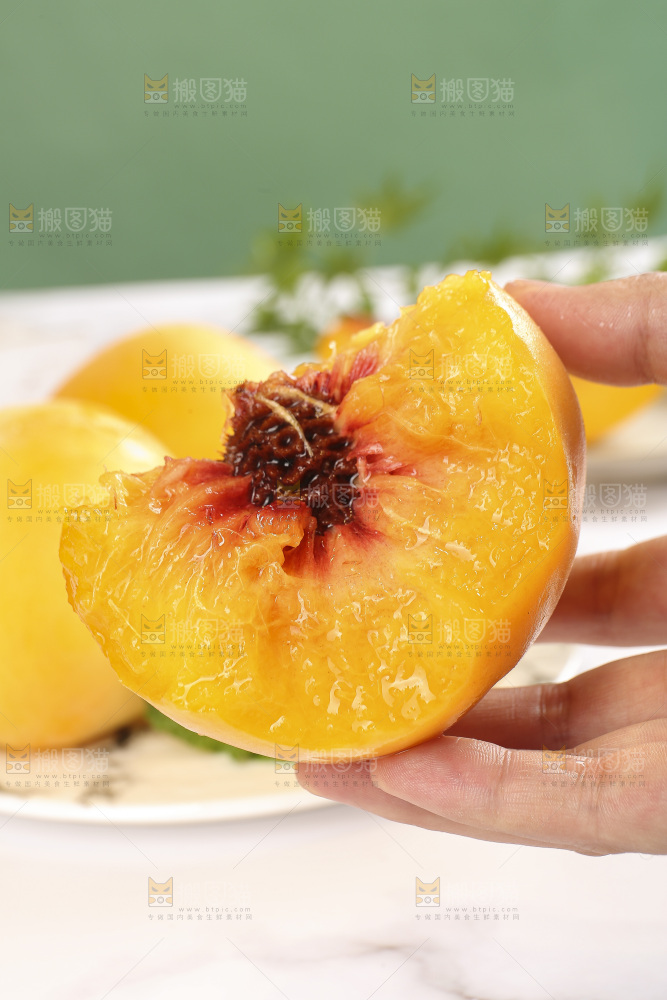 手里拿着炎陵黄桃