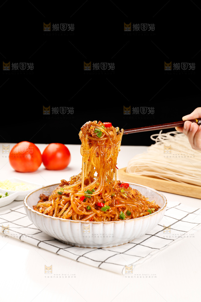 筷子上夹着肉末炒粉条