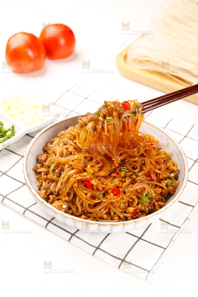 筷子上夹着炒粉条