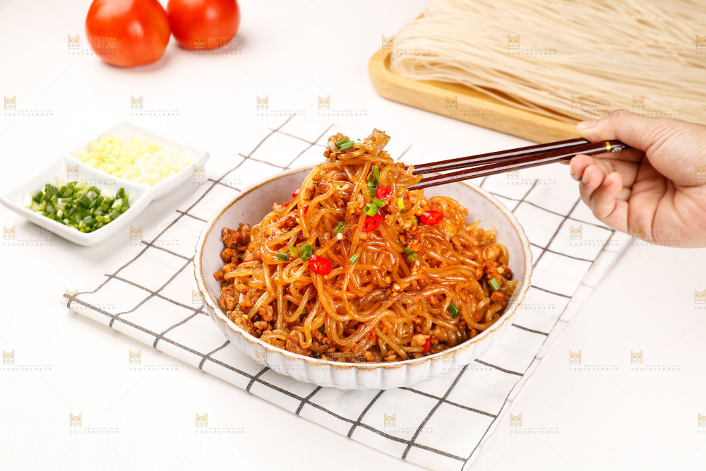 筷子上夹着肉末炒粉条