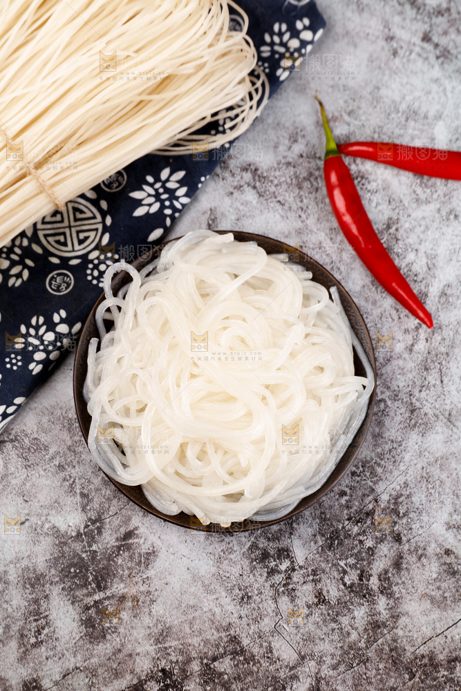 碗里泡好的野生葛根粉条