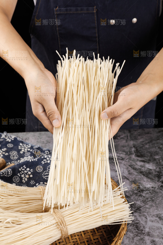 手里拿着葛根粉条