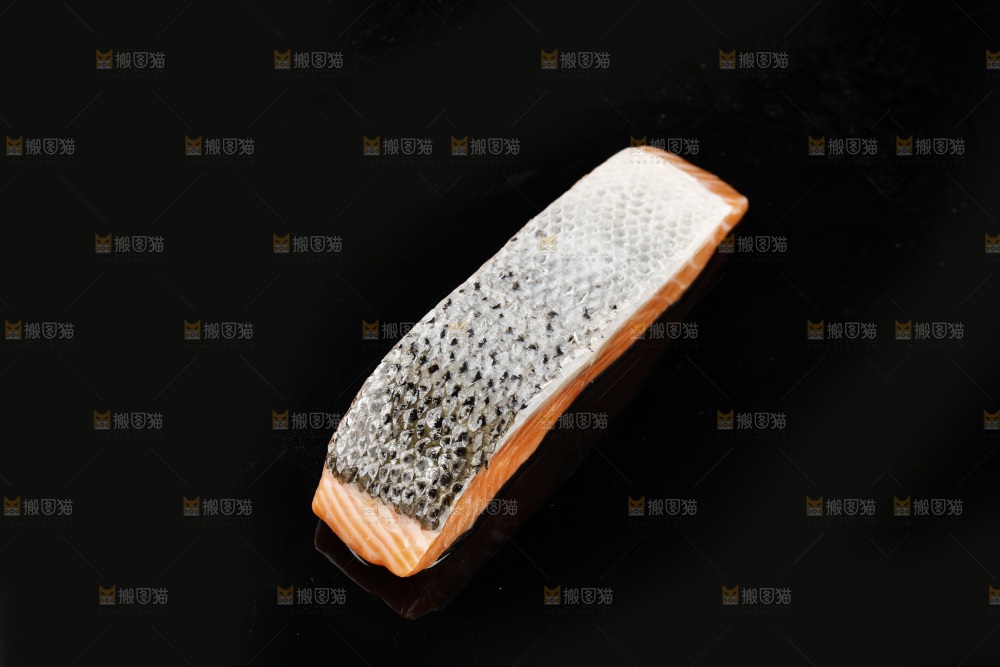 黑底上放着三文鱼刺身