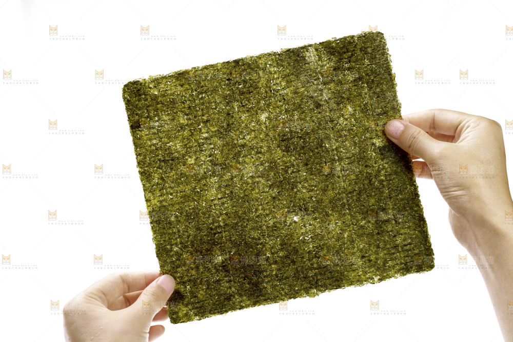 手里拿着海苔片