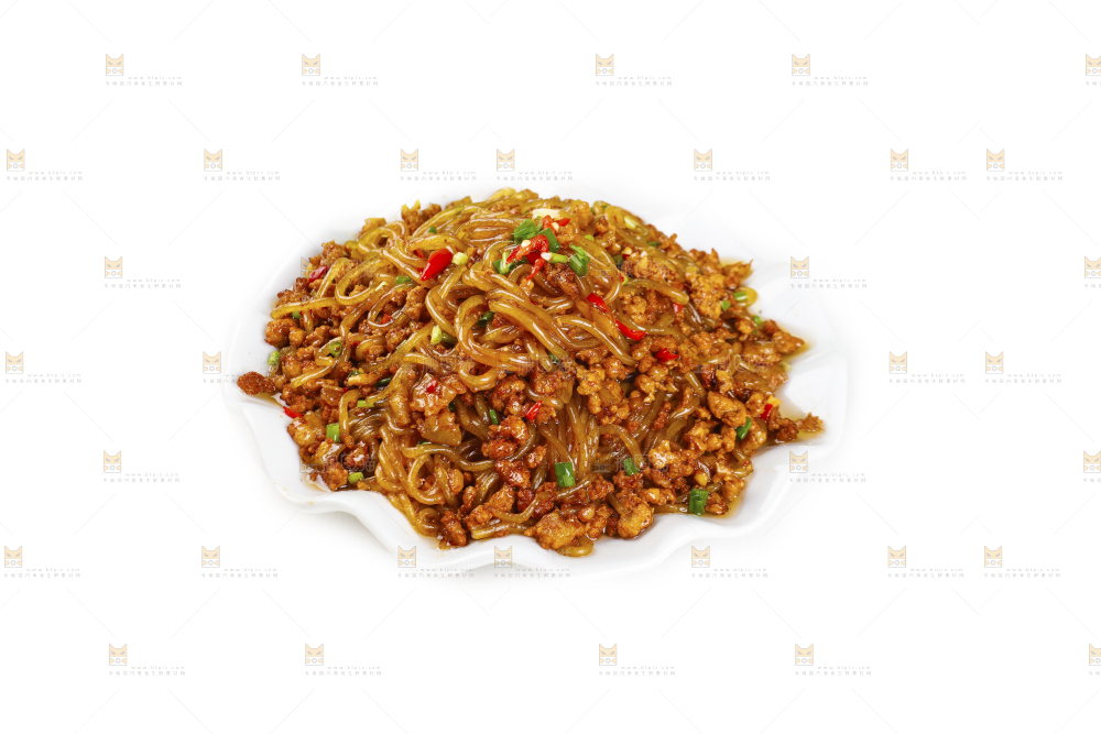 白底上放着一盘肉末粉丝