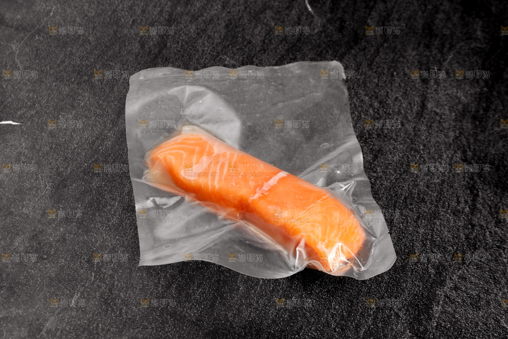 黑底上的一袋三文鱼