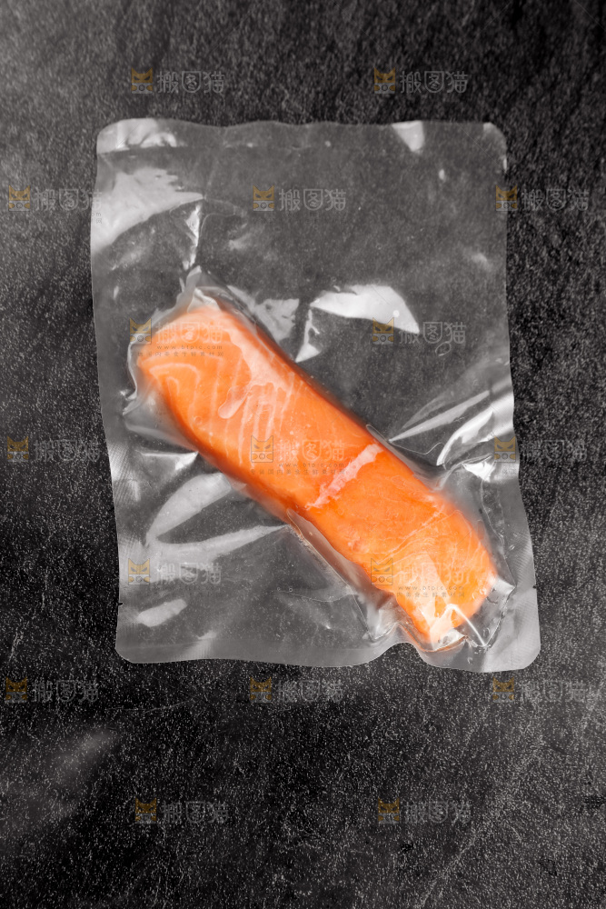 黑底上的一袋三文鱼