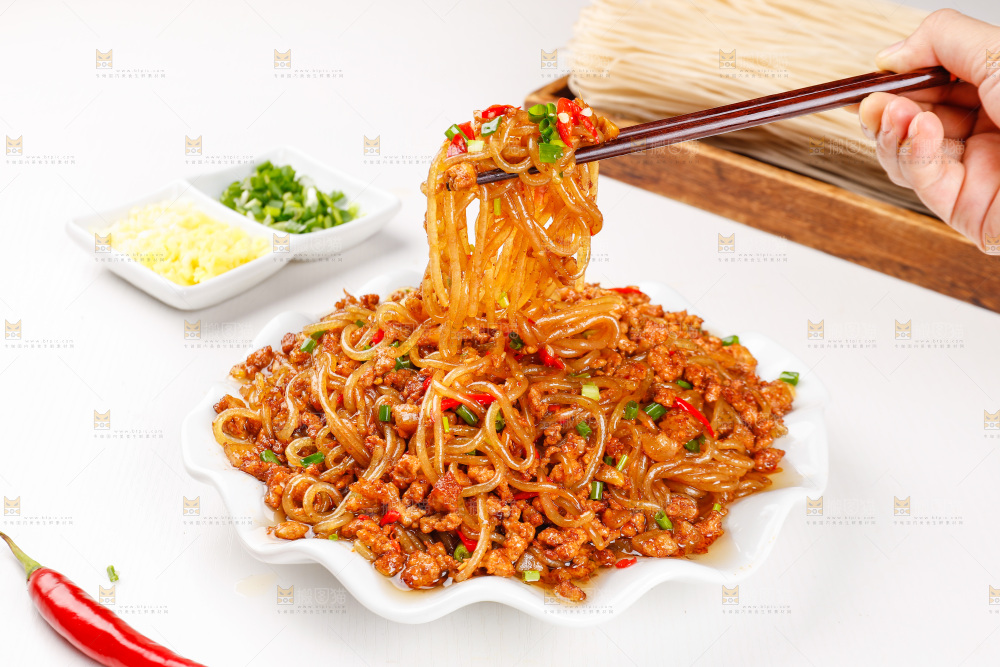 筷子上夹着蚂蚁上树