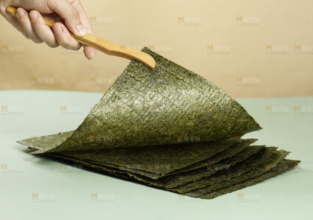 夹子夹着寿司海苔片