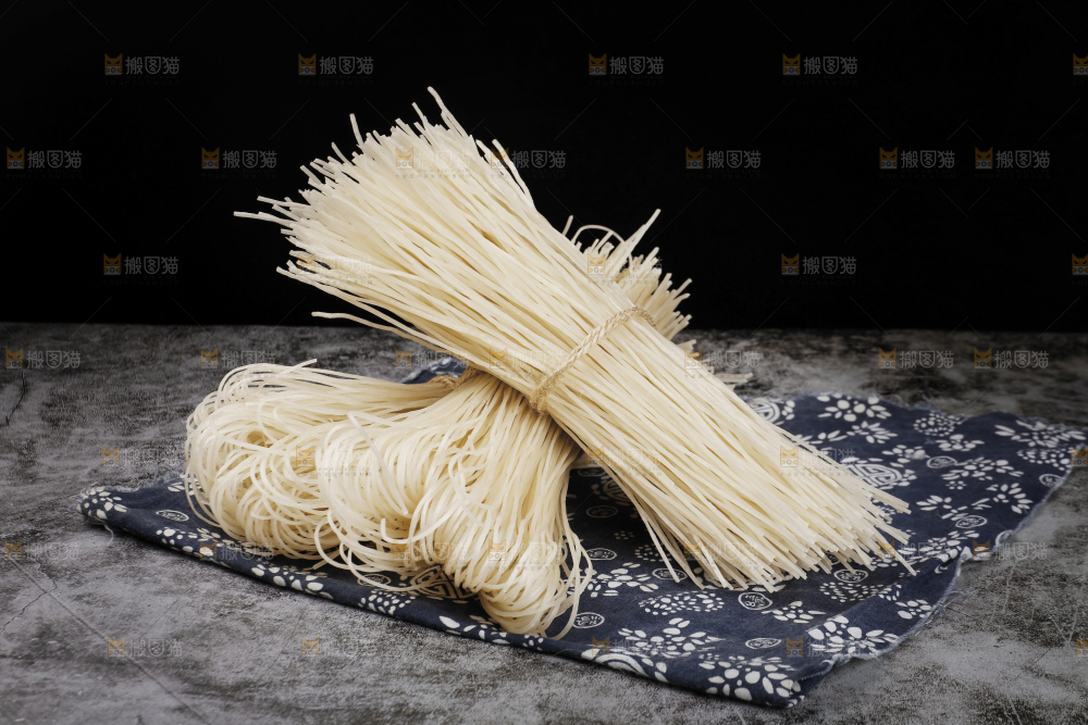 深底上堆放着手工葛根粉条