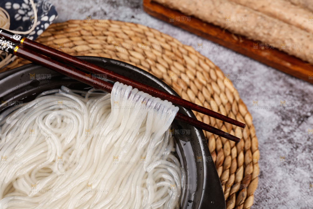筷子上夹着泡发的葛根粉条