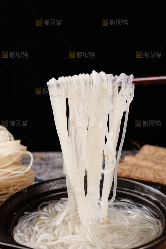 筷子上夹着泡发的葛根粉条