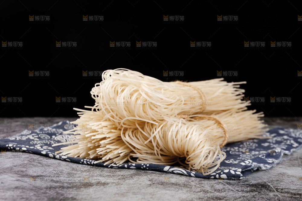 深底上堆放着手工葛根粉条