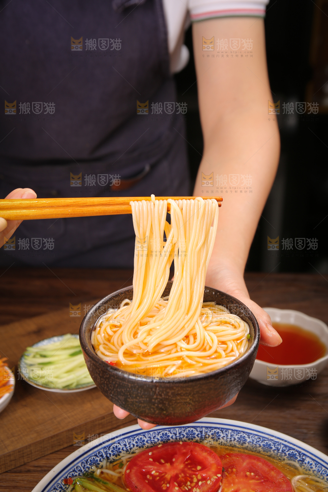 筷子夹着东北冷面