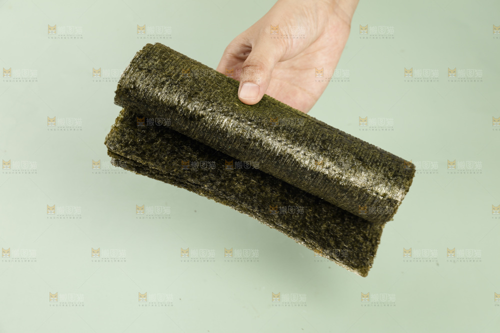 手里拿着海苔片