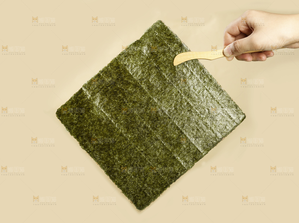 夹子夹着寿司海苔片