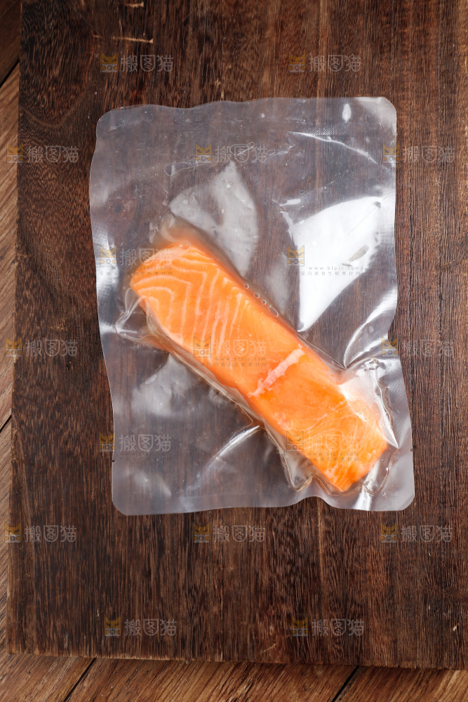 木底上放着一袋三文鱼